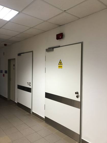 Ceiling fittings and the warning light in the examination room lobby.