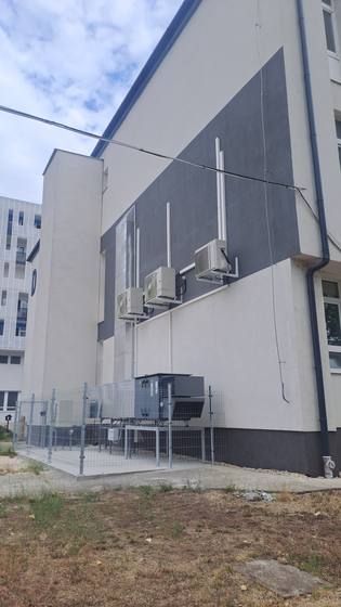 The external facade with the mechanical units.